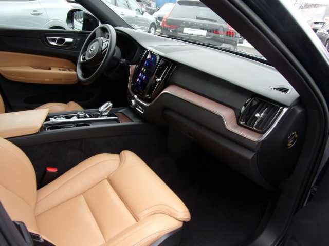 Volvo XC60 AWD Dark Plus