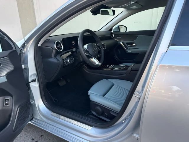 Mercedes-Benz A 180 Limousine PTS Cam Navi Wide LED SHZ