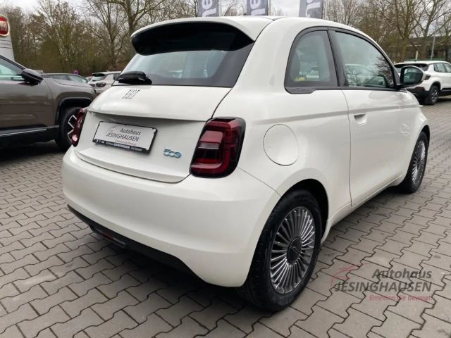 Fiat 500e Digitales Cockpit Apple CarPlay Android Auto Klima