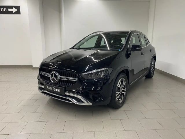 Mercedes-Benz GLA 180 LED+AHK+KAMERA+EASY-PACK+SITZHZG+NAVI