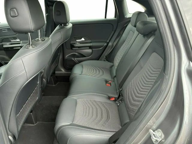 Mercedes-Benz GLA 180 W-Paket KAM PDC SpurH Navi AUT Virtual