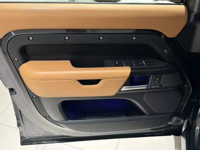 Land Rover Defender 110