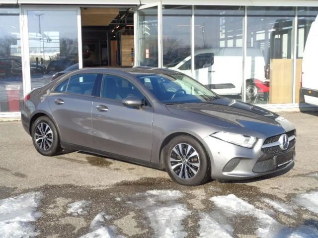 Mercedes-Benz A 180 A 180 d