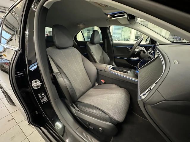 Mercedes-Benz E 300 E 300 e Sedan