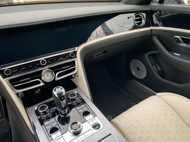 Bentley Flying Spur Hybrid V8