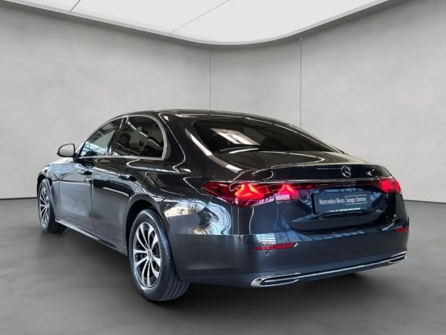 Mercedes-Benz E 200 Sedan