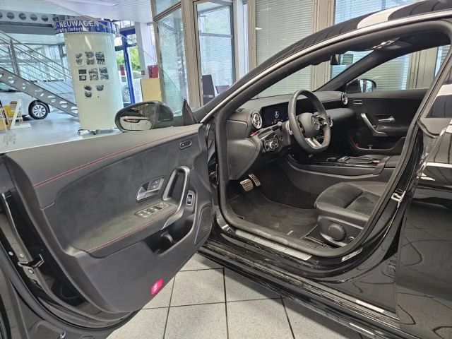 Mercedes-Benz CLA 200 AMG Line Coupé