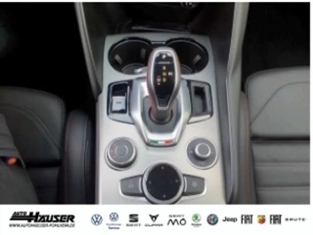 Alfa Romeo Giulia AT8 Q4 Turbo