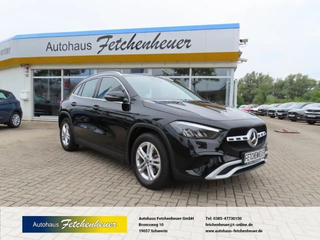 Mercedes-Benz GLA 180 7G-Aut. m. NAVI+LED+RFK+SHZ+TEMP+ALU