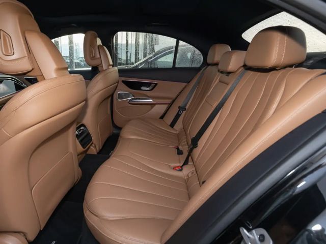 Mercedes-Benz E 200 4MATIC Sedan