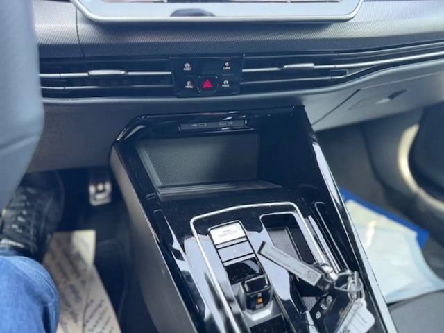 Volkswagen Golf 1.5 eTSI DSG R-Line Variant