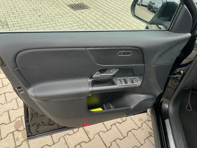 Mercedes-Benz GLA 180 *LED Navi Kamera Sitzh. DAB Leder*