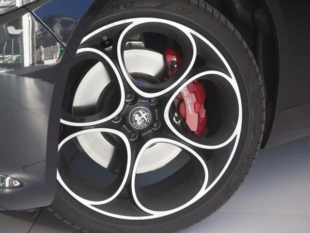 Alfa Romeo Giulia AT8 Q4