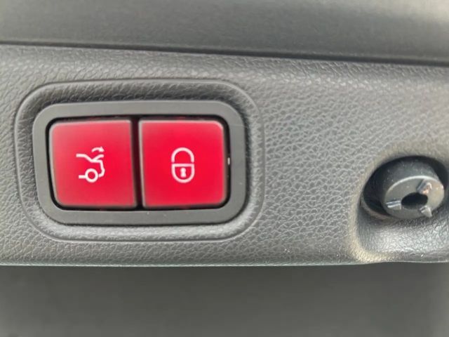 Mercedes-Benz E 300 AMG Line Sedan