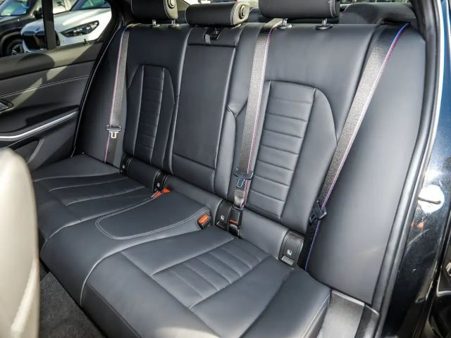 BMW 330 330d M-Sport Sedan