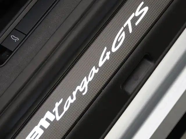 Porsche 992 4 Cabrio GTS Targa