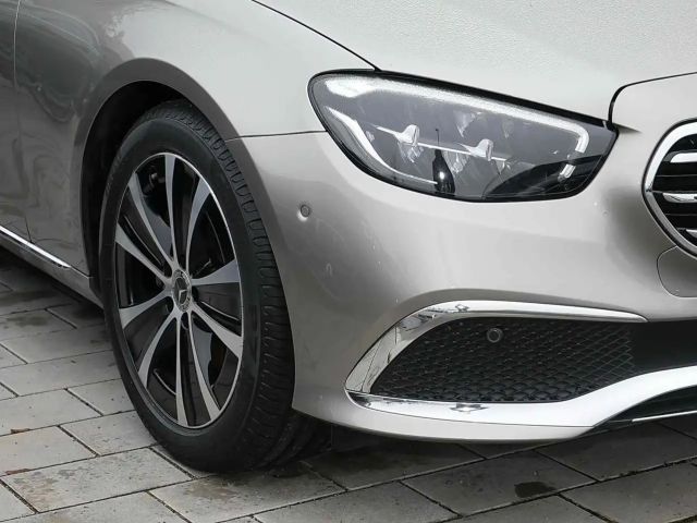 Mercedes-Benz E 200 EXCLUSIVE Sedan