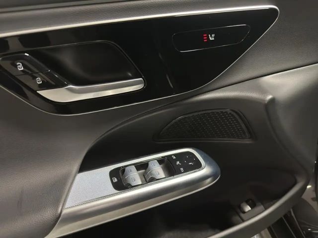 Mercedes-Benz E 200 AVANTGARDE Sedan