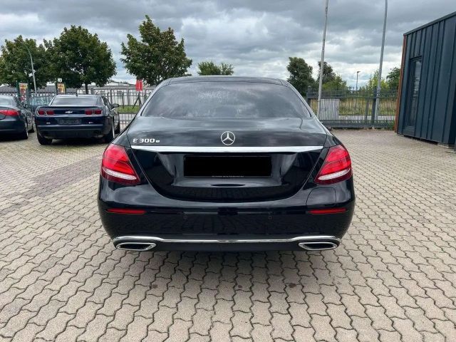 Mercedes-Benz E 300 E 300 e Sedan