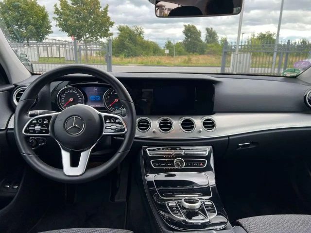 Mercedes-Benz E 300 E 300 e Sedan