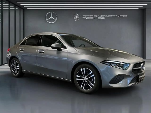 Mercedes-Benz A 200 Limousine PROGR+KAM+LED+AMBI+DIST+PANO+AHK