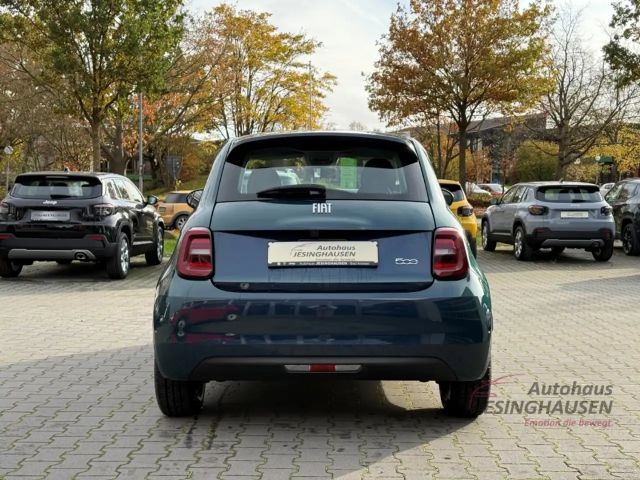 Fiat 500e +Rückfahrkam+PDC+CarPlay+Sitzheizung