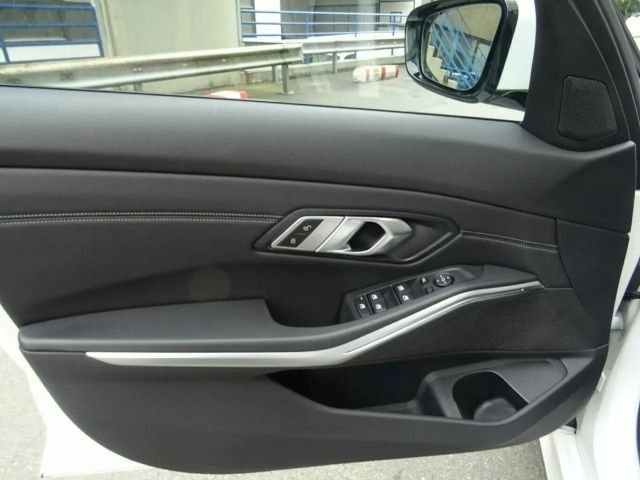 BMW 320 320i Sedan Sport Line