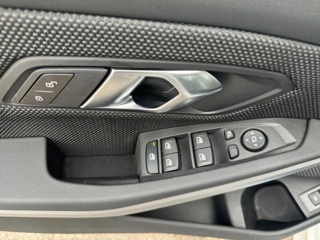 BMW 318 iAT  +HUD+ADAPTIVE-LED+ACC+NAVI+SHZ+DAB+MFL+