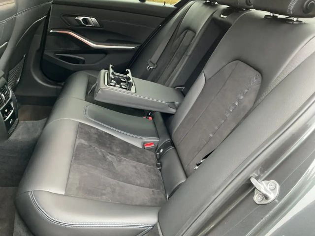 BMW 320 320i M-Sport Sedan