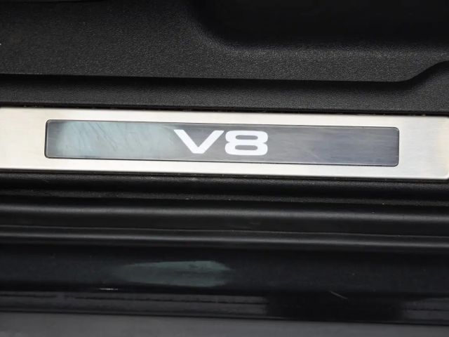 Land Rover Defender V8 Carpathian Edition