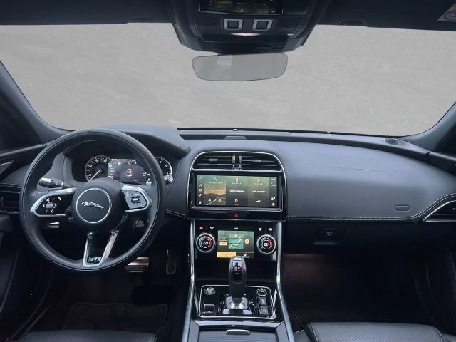 Jaguar XE P250 R-Dynamic
