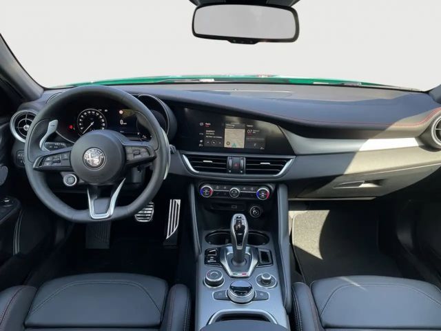 Alfa Romeo Giulia AT8 Q4 Turbo