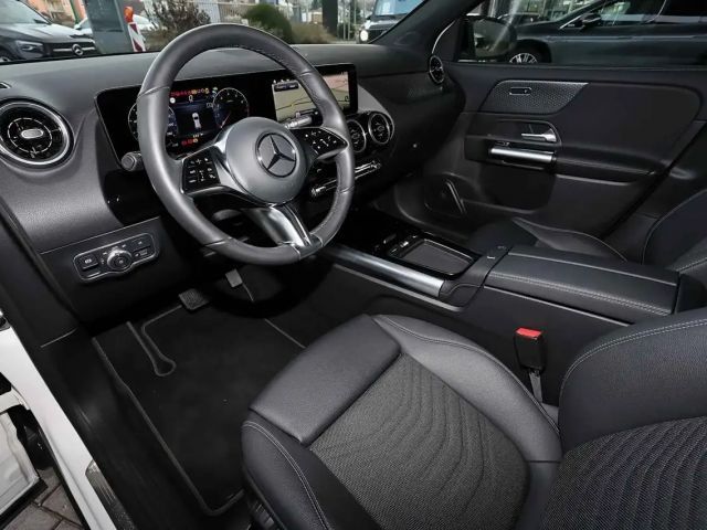 Mercedes-Benz GLA 180 NIGHT PAKET+CARPLAY+KAMERA+SPURHALTE+18"