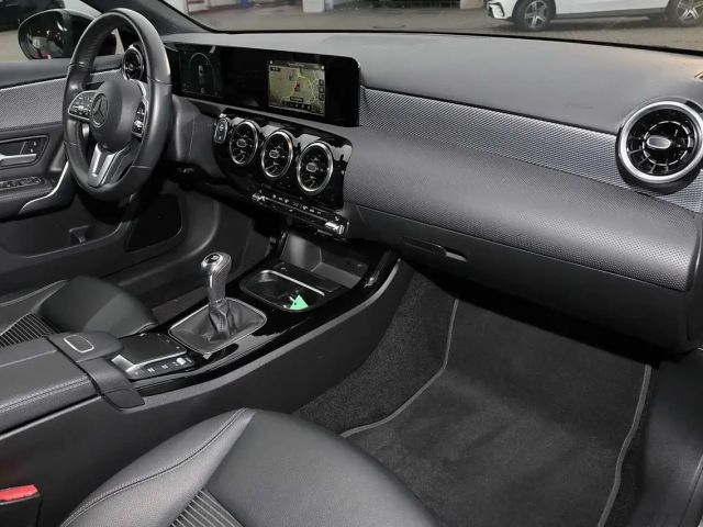 Mercedes-Benz A 180 NIGHT PAKET+CARPLAY+SPURHALTE+MBUX+17 ZOLL
