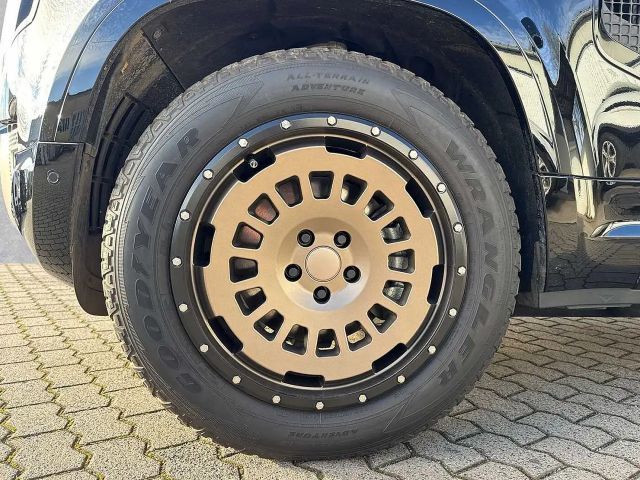 Land Rover Defender 90 D250 Dynamic SE