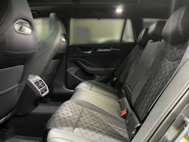 Volkswagen Passat DSG R-Line Style