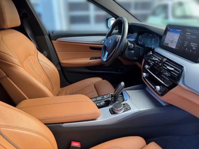 BMW 530 xe LASER+LEDER+HUD+ACC+PANO+DAB+BT+MFL+AHK+
