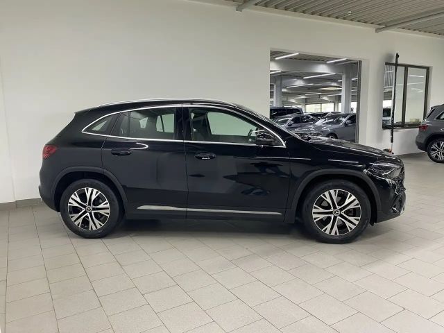Mercedes-Benz GLA 180 LED+AHK+KAMERA+EASY-PACK+SITZHZG+NAVI