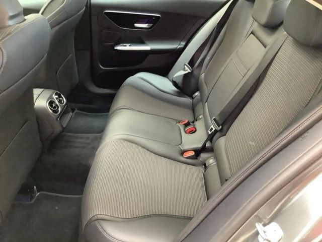 Mercedes-Benz C 180 AVANTGARDE Sedan