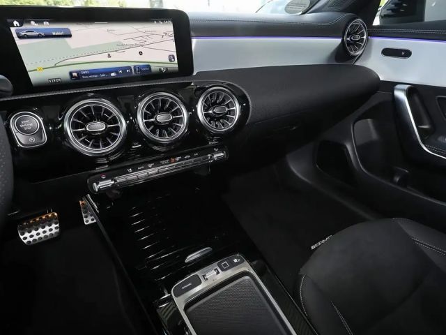 Mercedes-Benz CLA 200 AMG Line Coupé