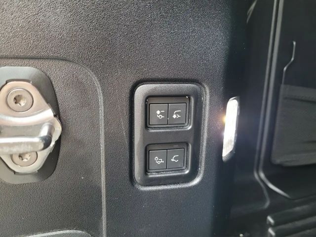 Land Rover Defender 110 D300 Dynamic SE