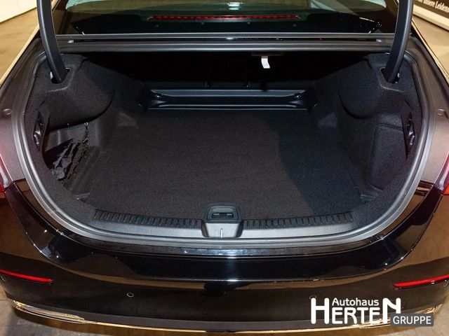 Mercedes-Benz E 200 AVANTGARDE Sedan