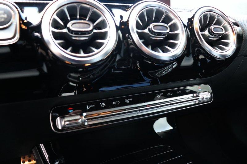 Mercedes-Benz CLA 200 AMG Line Sedan