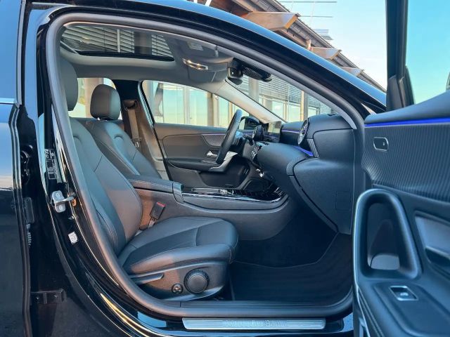 Mercedes-Benz A 180 Pano+Ambiente+MBUX+Keyless+Leder+AMG18`