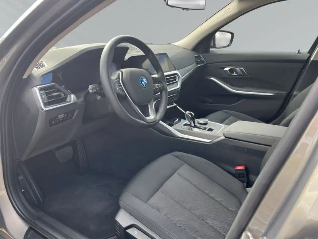 BMW 330 330e Sedan