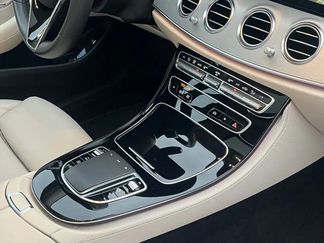 Mercedes-Benz E 300 AMG Line E 300 e Sedan