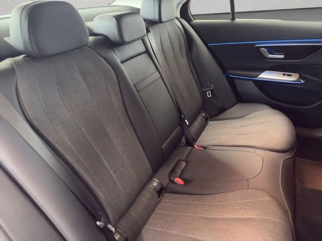 Mercedes-Benz E 200 Sedan