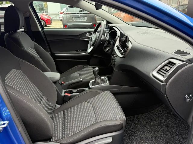 Kia Ceed Silber Voll-LED Scheinwerfer