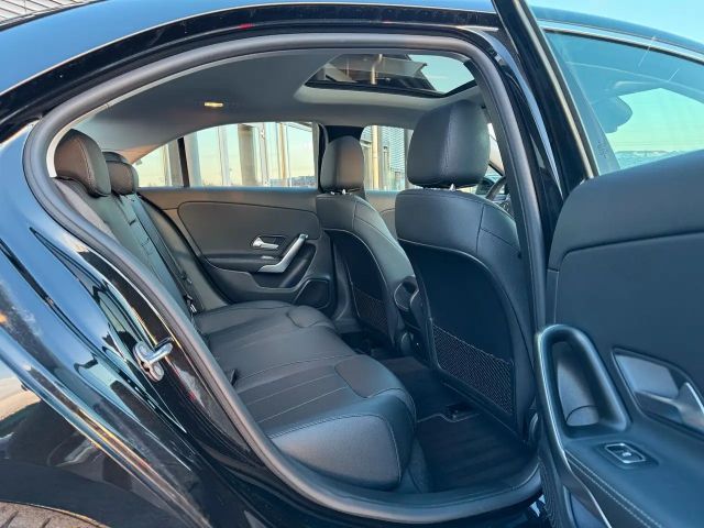 Mercedes-Benz A 180 Pano+Ambiente+MBUX+Keyless+Leder+AMG18`