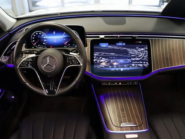 Mercedes-Benz E 200 AVANTGARDE Sedan